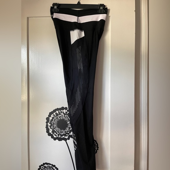 VS PINK Ultimate high-waisted legging in black and white, size s - Picture 8 of 9